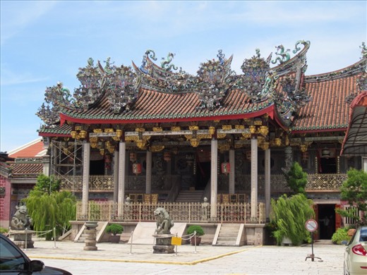Temple in the Khoo Kongsi.  Part of Anna and the King (the remake of The King and I with Jodi Foster) was filmed here.  (The King and I is banned from Thailand because it is viewed as insult to the king's intelligence.)
