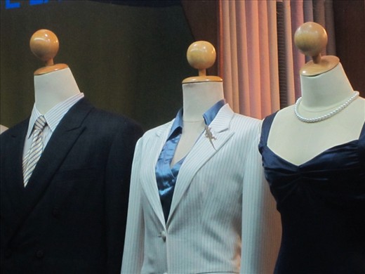 Geckos are everywhere.  I think this one makes a nice lapel pin, don't you?