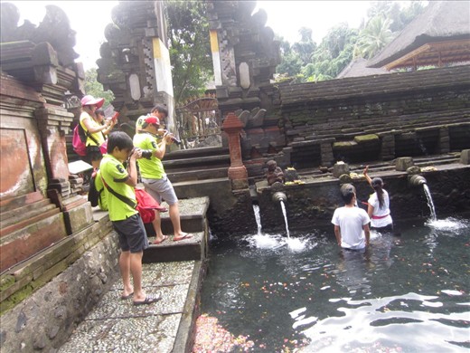 See these asians in the green shirts?  I was standing there taking photos and when the couple got in the water, they ran, RAN, to this spot to capture photos, practically pushing me out.
