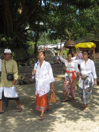 locals entering the temple with their offerings.
