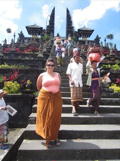Another borrowed sarong.  (You don't think I would choose these colors on my own, do you?)