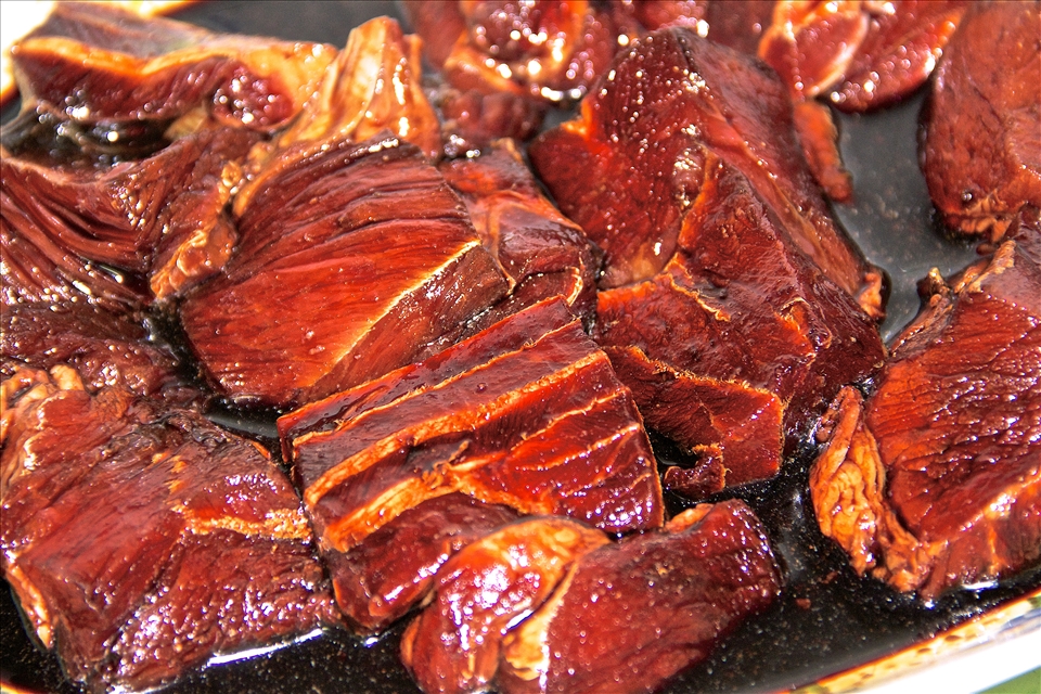 Marinate beef with pepper, sauces and coriander powder for about an hour.