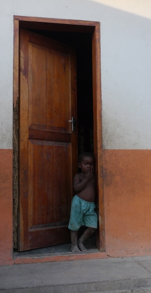 Barely three years after resettlement, houses built by Vale for the displaced people of 25 de setembro are already starting to crumble, foundations are cracking, and promised facilities like schools and health services have not been delivered. The community is continuing to fight for its rights via legal channels.
