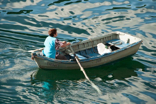 WOMAN FROM CHILOE.
No matter neither age nor sex: the whole family is present, especially women. Salvador Zurita Mella, poet of the area, portrayed this way the woman from Chiloe when they arrive to the port: 