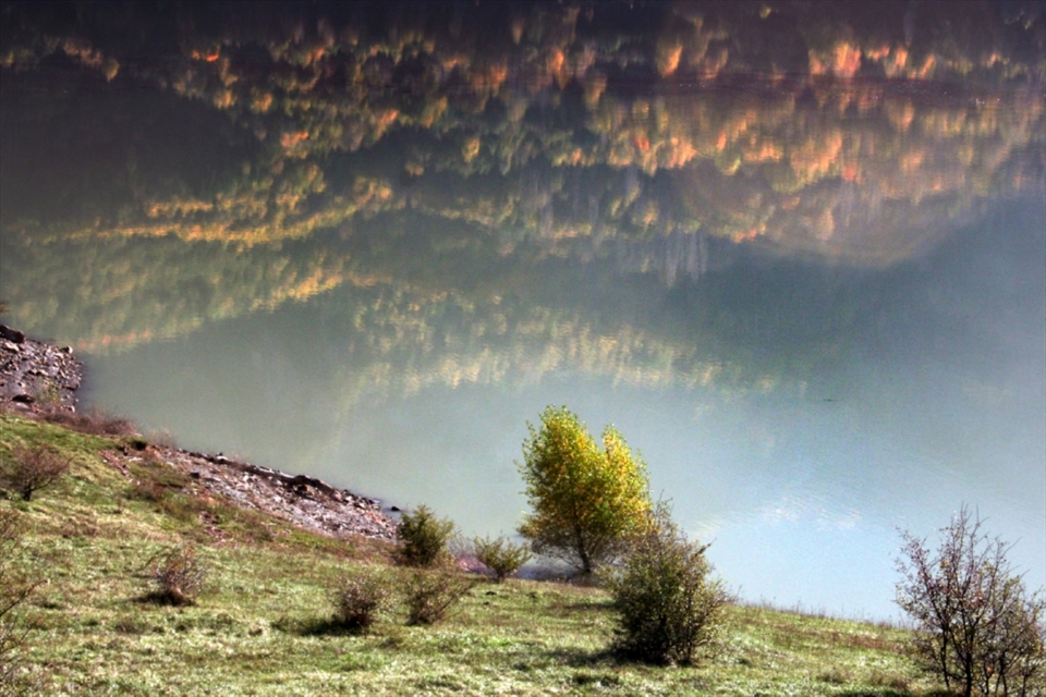 When i saw the reflection on the water i was amazed by the  image reflect. Now when i show to someone, the first impression is that the sky is burning :)
