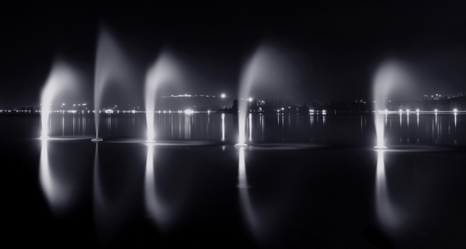 Night sets in at the Dal lake