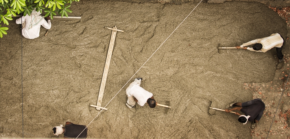 Spreading the concrete equally