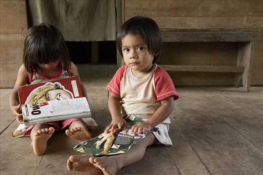 Omar and his friend Yankuam read a lifestyle magazine containing Owen Wilson and an article titled “The Hottest 100 Maxim Girls”. Fundecoipa aims to preserve cultural and ecological aspects of the Shuar community through language programs, however this scene illustrates how interconnectedness with other cultures is inevitable.