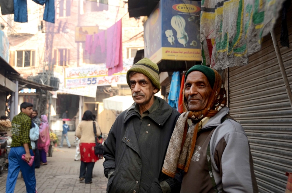 In the old times, Lahore was surrounded by a wall and thirteen gates to protect it. Most of the gates have disappeared but you can still see the original architecture with people still living in those houses. It is a jumble of shops and residential buildings or both. Old men like to stand in the street and fill their leisure time with their pals or just staring at their familiar surroundings and the activity.