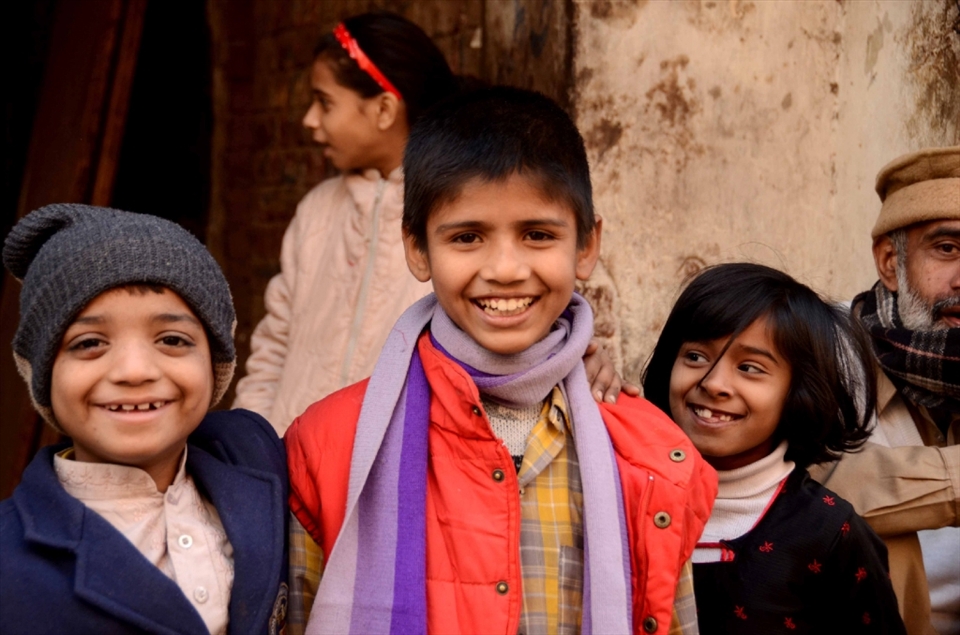 It is usual for children to hang out on the street to play or be with neighborhood kids. 
