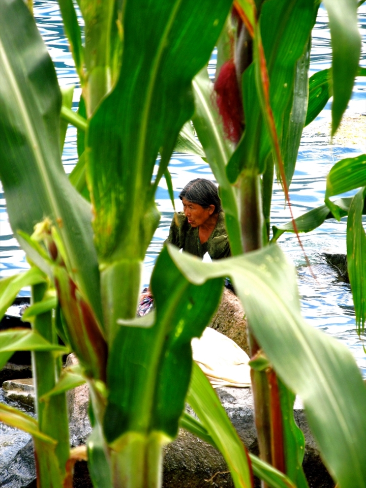 Due to the fact the Lake is formed by collapsed volcano, there is no supply of freshwater yet it is one of the deepest lakes in Central America. When a hurricane hit the area in 2005, it destroyed the sewerage system, and led to an outbreak of algae bloom in the lake. The daily laundry that takes place in the lake unfortunately continues to contribute to this algae bloom.
Having said this, I had never witnessed women as hardworking as the locals we met at the lake. From washing clothes at the break of dawn, to carrying huge loads on their heads, taking care of their children whilst selling their crops and products at markets, along with little medical care and primitive living conditions they survived. Each face spoke of a story of hardship, yet we were greeted everywhere we went with open arms, a smile and friendliness.