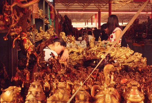 The Chinese fall asleep easily. In parks, buses, offices, huge Dirt markets