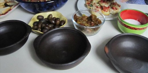 Earthenware bowls for the pastels, with olives and raisins ready!