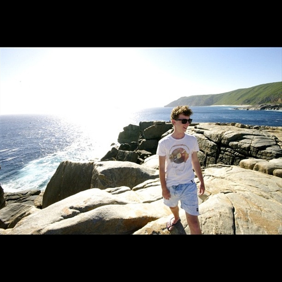 This photograph depicts the scenery that is the natural bridge rock formation in Albany, Western Australia while still capturing the person's aesthetics.