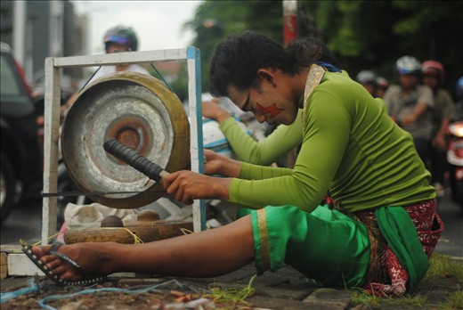 This instrument named ‘Gong’, a traditional instrument from Javanese. It looks that the artist played it deeply,  surely he loves his culture.