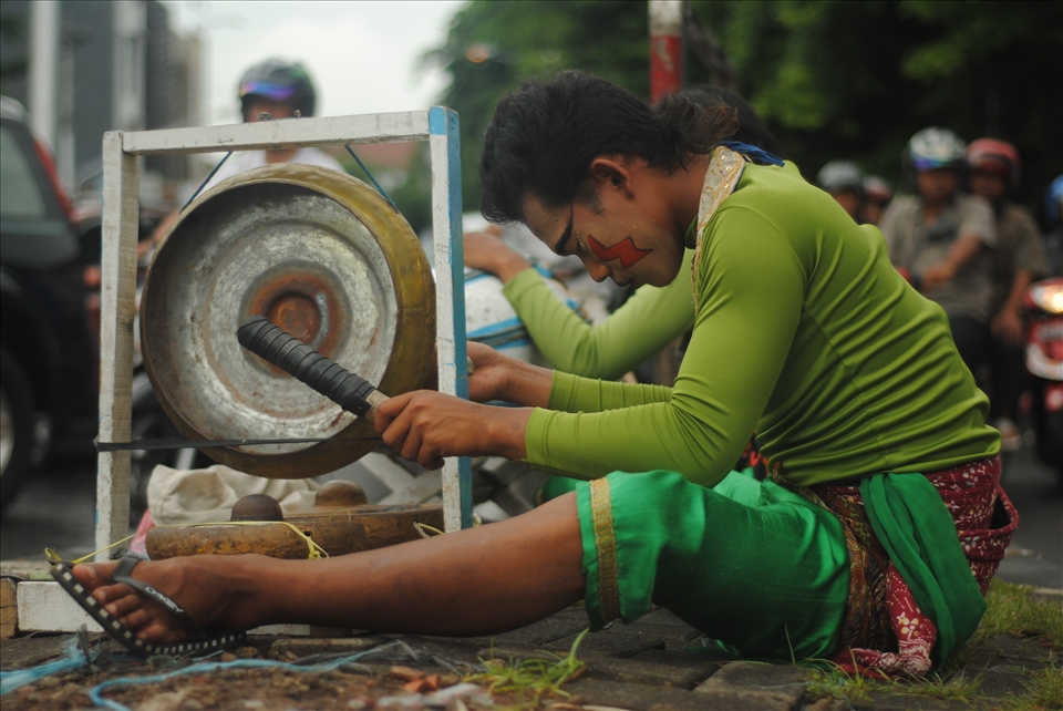 This instrument named ‘Gong’, a traditional instrument from Javanese. It looks that the artist played it deeply,  surely he loves his culture.