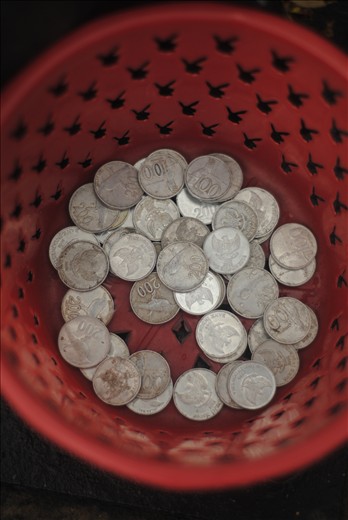 That rainy day made them collected fewer money. “It’s okay,” they said, “at least this money can be used to buy lunch for us.” 