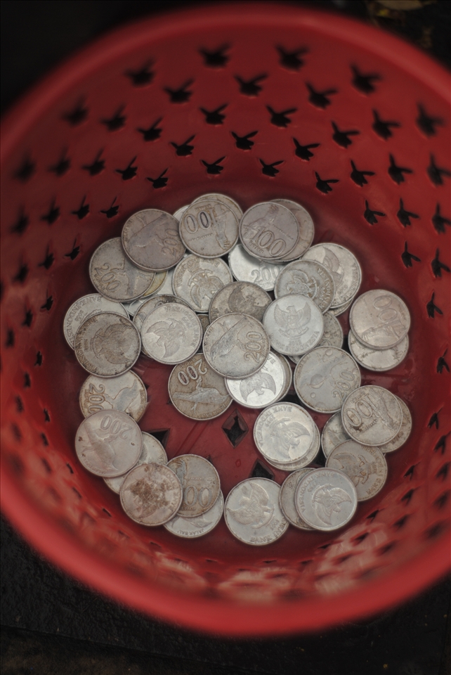 That rainy day made them collected fewer money. “It’s okay,” they said, “at least this money can be used to buy lunch for us.” 