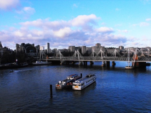 my travel around the thames river, also let me enjoy the beatiful blue of london