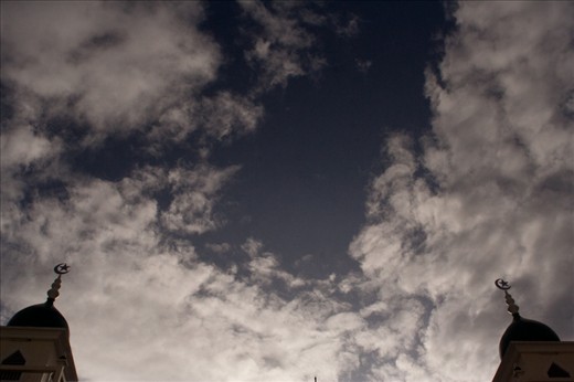 Hidayatul mosque, the biggest mosque in Chiang Mai during iftar, the moment when Moslem breaking from their fast. There are only 7 Mosque in Chiang Mai, and one to another quite far away. The Moslem community lives near the mosque so they could often come to the mosque. They also open various shops selling Moslem clothes and halal-food restaurant near the mosque.
