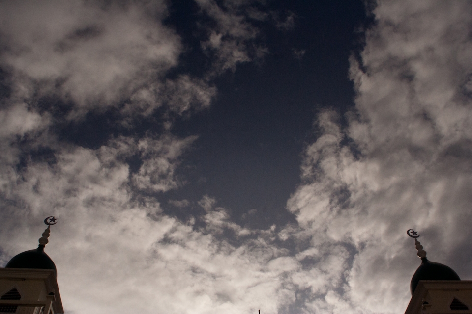 Hidayatul mosque, the biggest mosque in Chiang Mai during iftar, the moment when Moslem breaking from their fast. There are only 7 Mosque in Chiang Mai, and one to another quite far away. The Moslem community lives near the mosque so they could often come to the mosque. They also open various shops selling Moslem clothes and halal-food restaurant near the mosque.