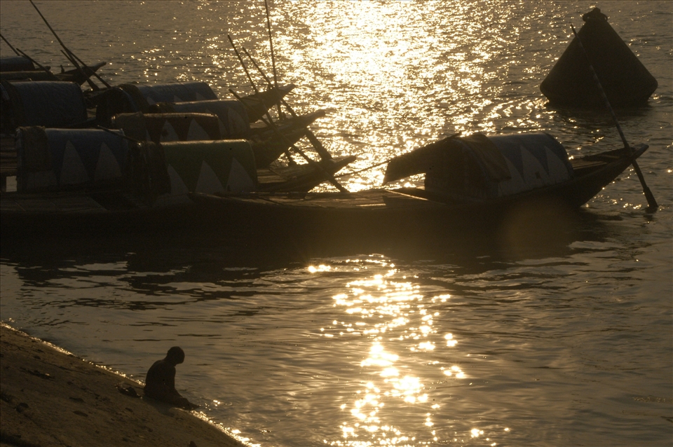 “Only in quiet waters do things mirror themselves undistorted”, Ganga River bank