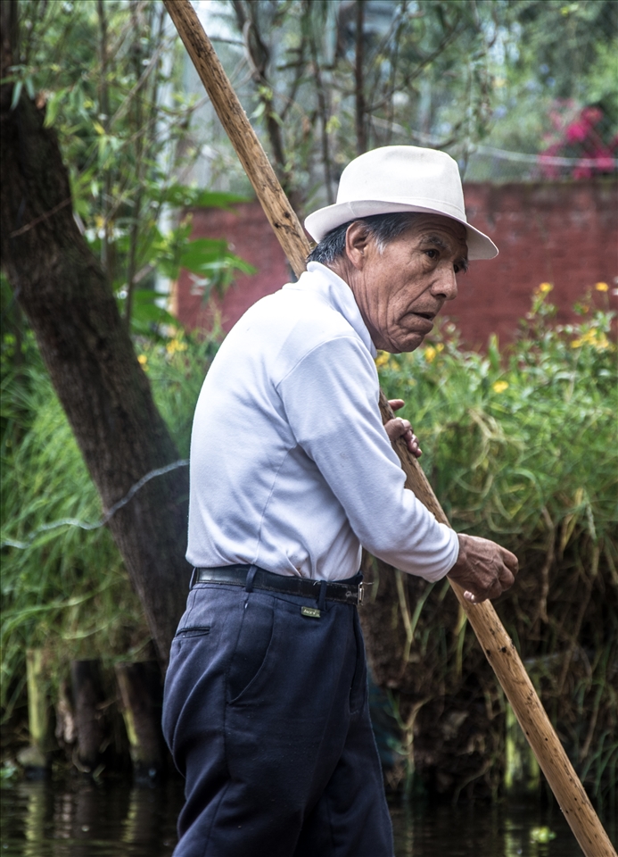 Old rower in a Xochimilco's canal.