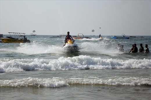 Goa beaches are also famous for the varied water soprts played in the beaches. Travellers spend thousands of bucks for these adventurous sports. You can see how people are enjoying the sports in the Calangute Beach.
