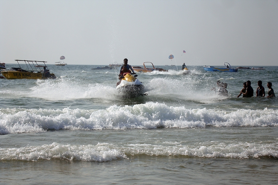Goa beaches are also famous for the varied water soprts played in the beaches. Travellers spend thousands of bucks for these adventurous sports. You can see how people are enjoying the sports in the Calangute Beach.
