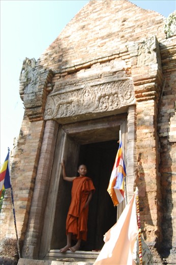 A young monk explores the temple on his first visit to the ancient ruins. 