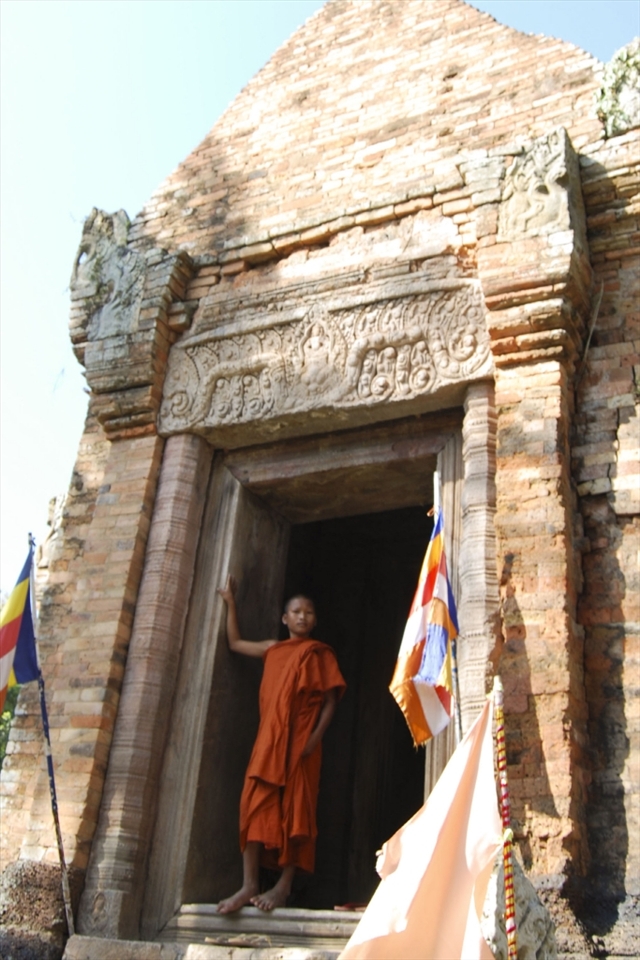 A young monk explores the temple on his first visit to the ancient ruins. 
