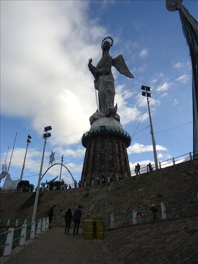 Statue of the Virgin on top of Panecillo hill