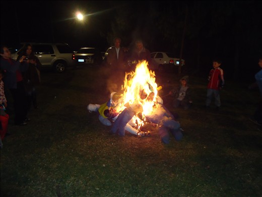 Muñecos burning to symbolize an end to all the ills of 2013