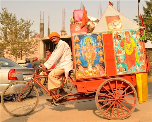 This priest refused to accept people’s excuses of being too busy to visit temples. He instead made God descend to the streets and become more accessible to the devotees. Without doubt, he has given a new meaning to the belief that “God is omnipresent”, and thereby created a new means of living for himself. 