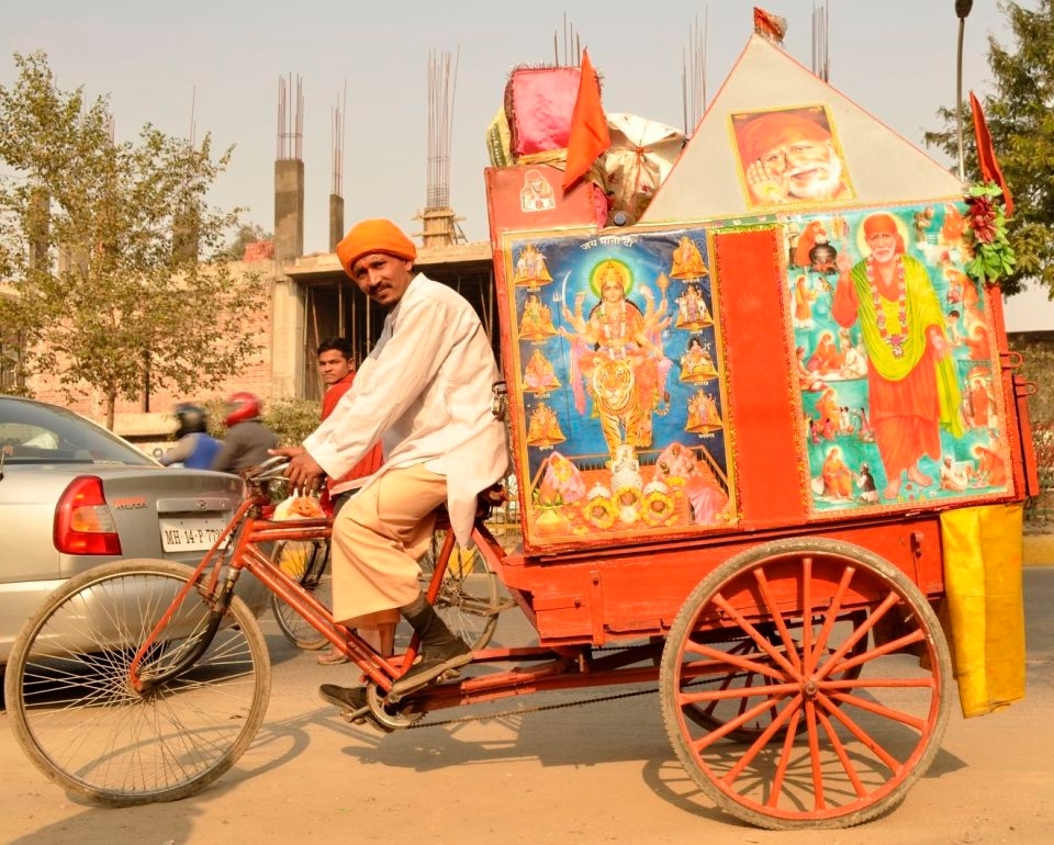 This priest refused to accept people’s excuses of being too busy to visit temples. He instead made God descend to the streets and become more accessible to the devotees. Without doubt, he has given a new meaning to the belief that “God is omnipresent”, and thereby created a new means of living for himself. 
