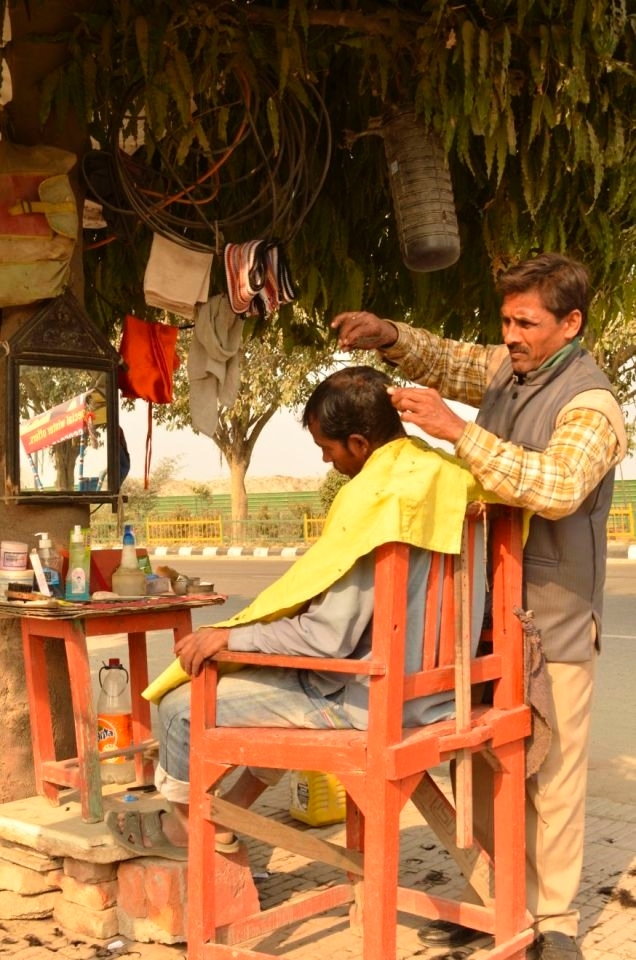 Barber services available at your nearest pavement: It happens only in India! This barber has tapped into the needs of the poor, who cannot afford to go to a barber shop. He has a make-shift setup on the pavement under a tree with a few basic tools, and he is ready to go. Need to survive can transform even an individual with limited means into a creative entrepreneur. 