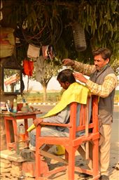 Barber services available at your nearest pavement: It happens only in India! This barber has tapped into the needs of the poor, who cannot afford to go to a barber shop. He has a make-shift setup on the pavement under a tree with a few basic tools, and he is ready to go. Need to survive can transform even an individual with limited means into a creative entrepreneur. : by asmita, Views[1507]