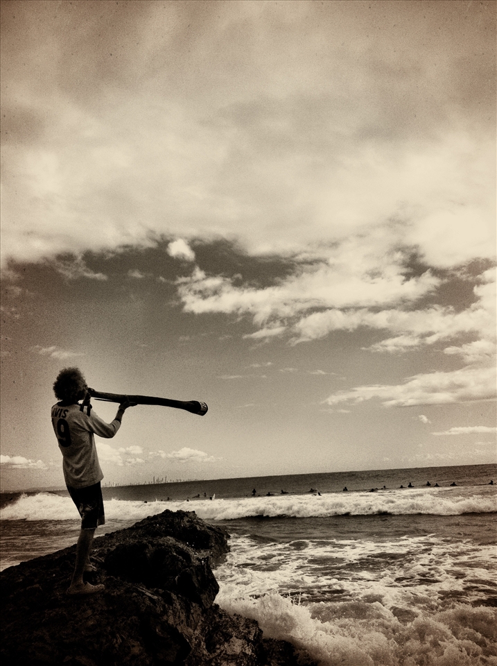 Didge to the waves. Local aboringal man summoned the waves for all the surfers