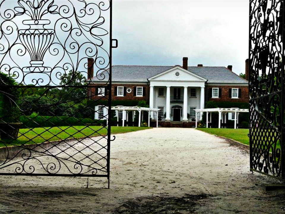 The plantation shows the difference in lifestyles between slaves & their owner.