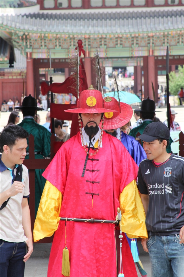 The traditional korean outfit vs the modern