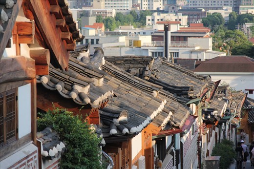 Despite modernization, Koreans still preserve the traditional style of houses.