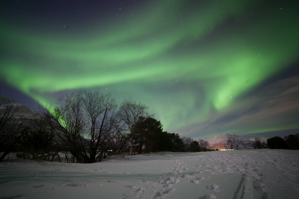
The Aurora shape surrounding the mountains and horizon, such a beautiful display that we may even forget about the temperature of -13 Celsius. Skibotn/Norway 