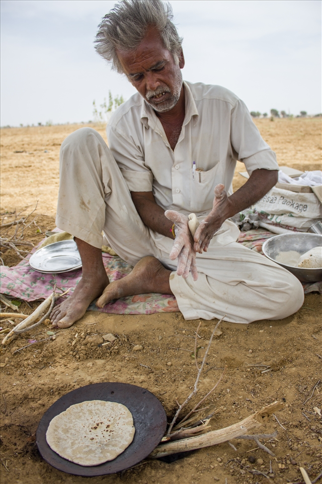 The sweet hiss of wind brought life to frying chapatis. 