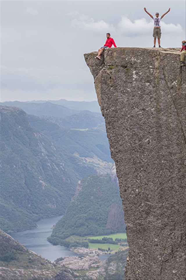 People use to sit on the edge for feel the freedom of that amazing place.