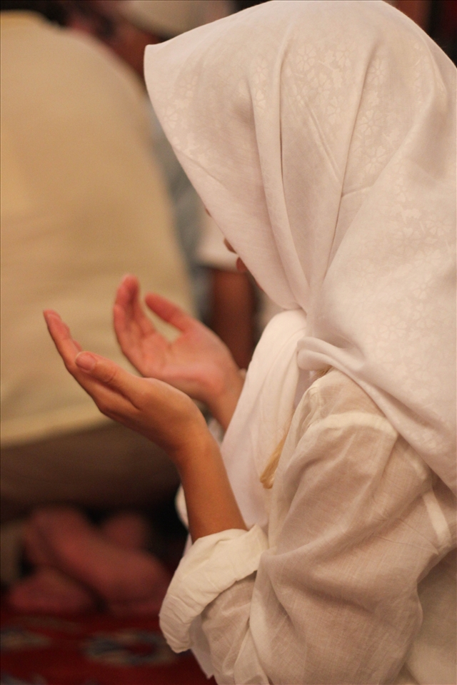 A beautiful image of humbleness and connecting with God through supplications. The woman was oblivious to her surrounding and to those who were struggling to get a piece of the sacred space.