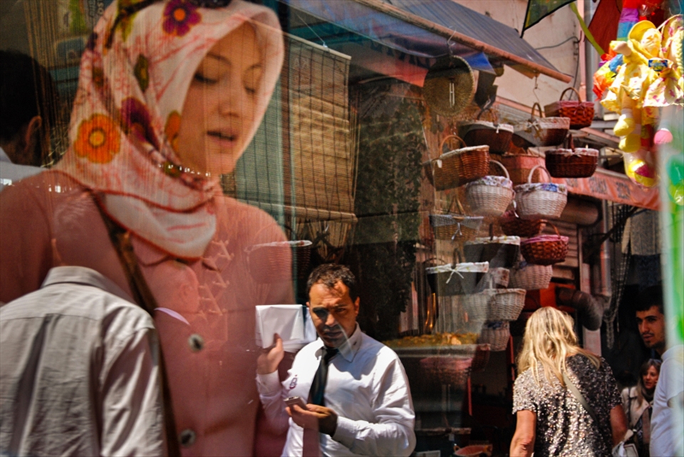 Turkish people are historically merchants. You can still find traces of this in the big Istanbul's Bazar. One of this is the Egyptian market, with its narrow streets crowded with any kind of people and goods. Here you can find businessmen, merchants, woman dressed with or without hijab. The variety of people living together symbolizes the extreme openness and modernity of Istanbul.