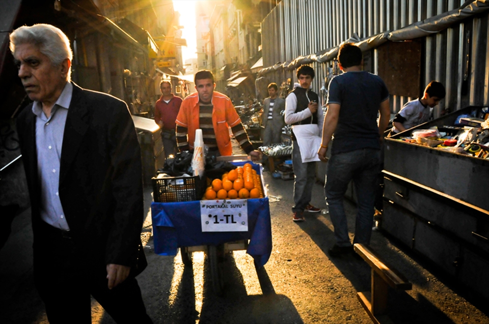 Istanbul is a metropolis where more than 14 millions of people live. There are very modern and new districts as well as very run-down but suggestive parts of the city. Here you can still find lots of Peddlers. Street vendors is in fact a common job.