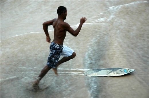 
Finally to end the day at the beach, enjoy the sea and the waves on his surfboard
