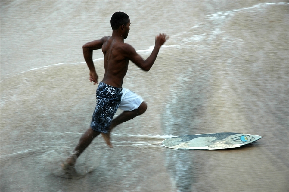 
Finally to end the day at the beach, enjoy the sea and the waves on his surfboard
