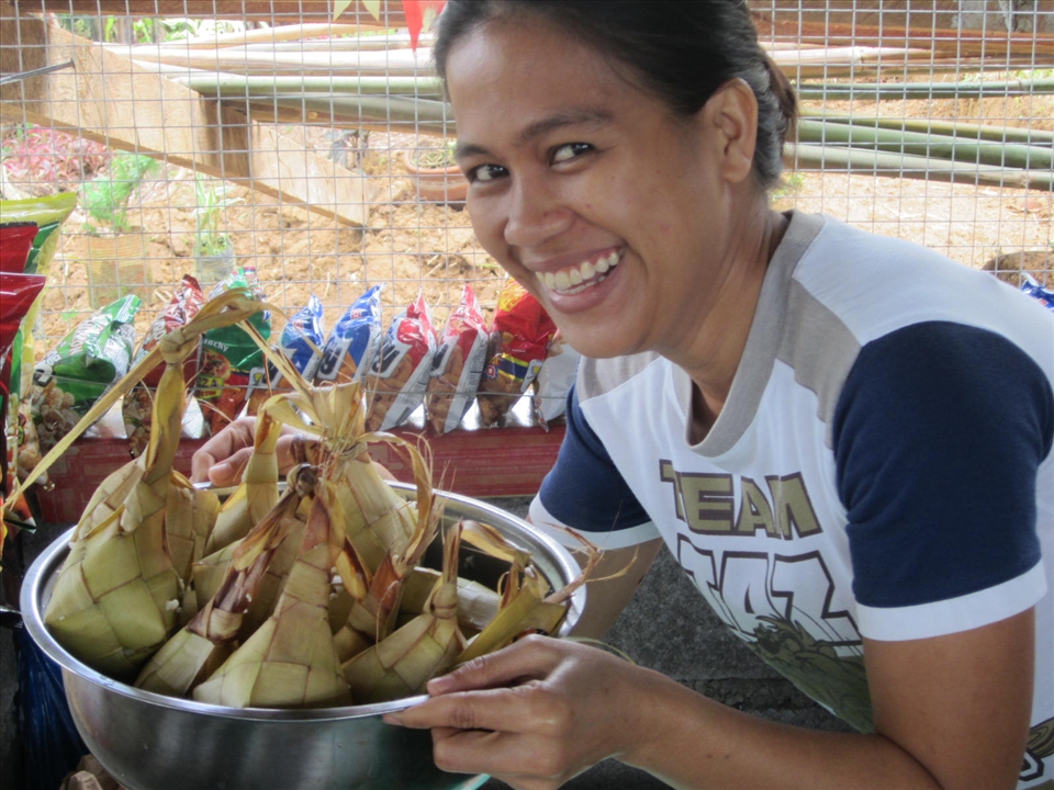 a sweet smile of a friend holding a food 